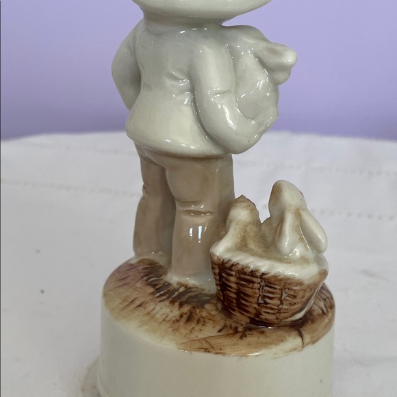 Charming Porcelain Figurine music box of a boy with Basket and bunny - Picture 2 of 3